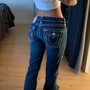 Säljer mina super fina true religion jeans, men som tyvärr är förstora i midjan. Köpta secondhand men det inga synliga slitningar och är i super bra kvalite. Modellen är straight/bootcut. Storleken är w27 och förlånga för mig som är 160.  Buda gärna💕bud är bindande!