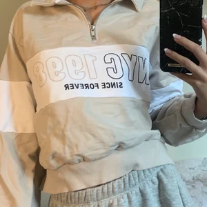 Snygg tröja - Jättesnygg tröja, som inte kommit till användning, storlek XS, köparen står för frakten🤎