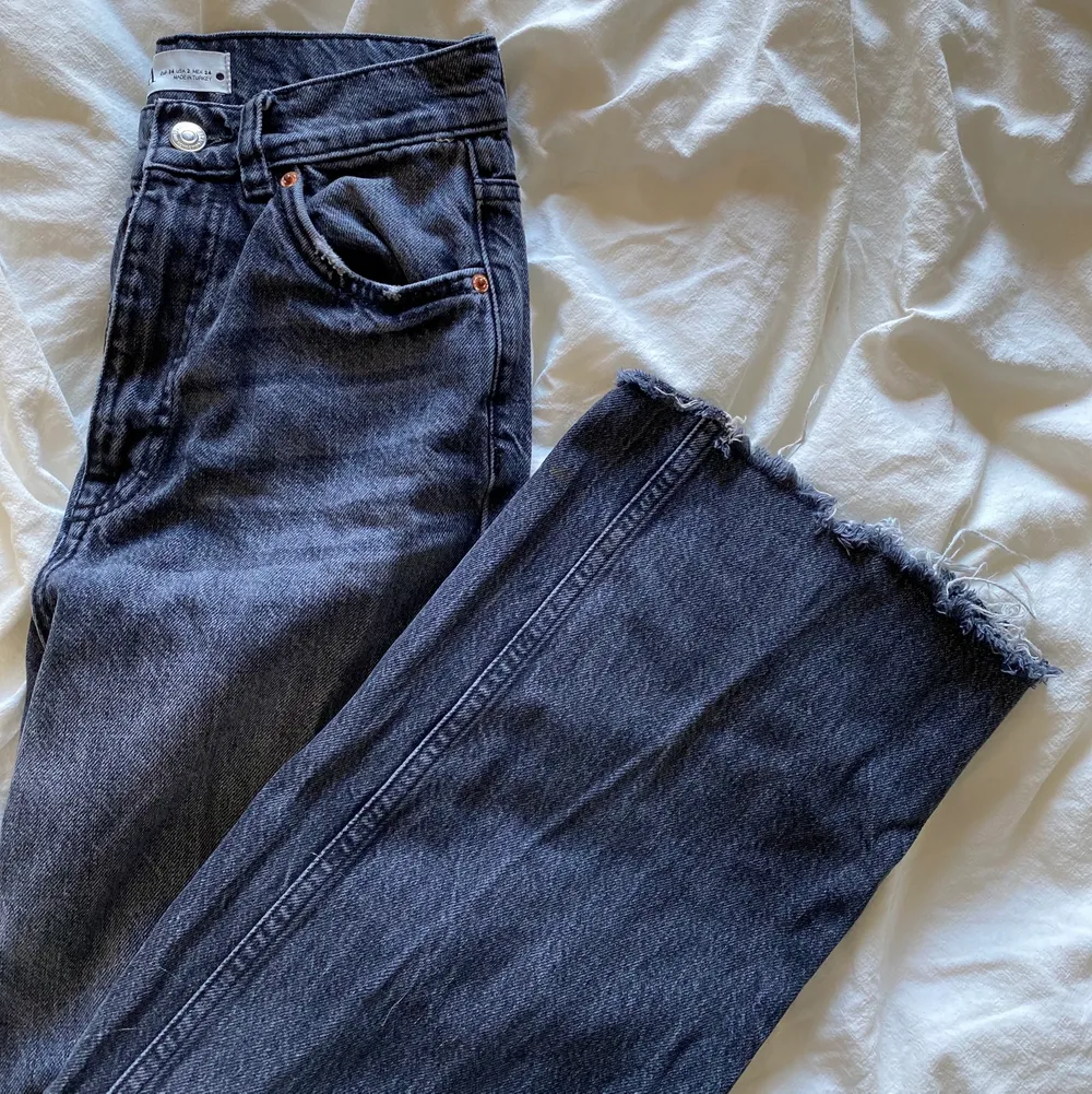 Svarta jeans med lite fransar nedtill, vida/raka i modellen! Storlek 34, får tyvärr inte på mig dom därför har jag ej några bilder med dom på:/ köpt dom här på Plick, och är i bra skick då jag ej använt dom. frakten ingår i priset 💞. Jeans & Byxor.