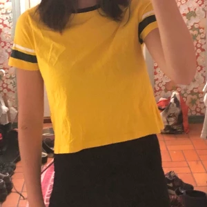 Gul T-shirt  - Oanvänd 