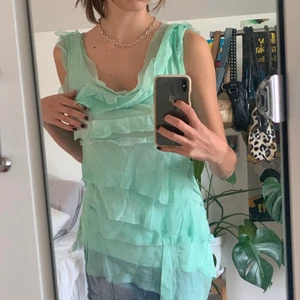 Cool blå topp - Säljer denna as coola toppen som jag köpte på sellpy i somras! Har inte använt den så bestämmer mig för att sälja vidare den! Jättebra skick!