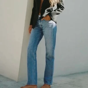 Zara mid rise  - Säljer dessa sjukt snygga zara mid rise i stl 40 pga för stora för mig. Sitter däremot väldigt snyggt lågmidjade om man har 36/38☺️ bud från 200, köp direkt för 300