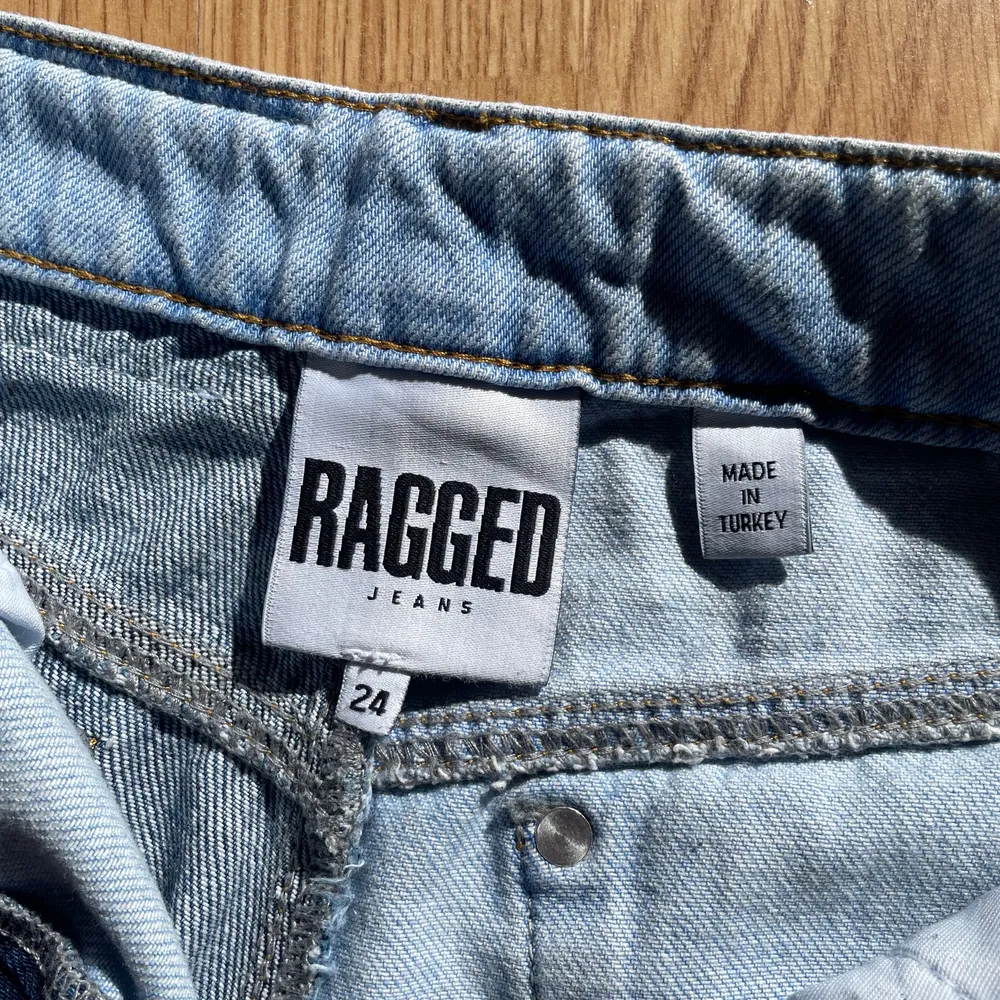 Ett par jeans från The Ragged Priest köpta för ca 6 månader sedan för 550kr. Kommer inte till användning längre så säljer dem här.. Jeans & Byxor.