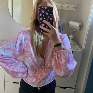 Topp Gina tricot - Super snygg topp från Gina tricot i storlek S. Köpt för ca 400kr