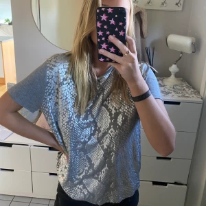 Karen Miller tshirt - Svin snygg tshirt från Karen Miller. Köpt för 600kr i London. 