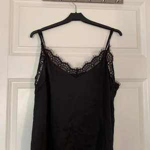 Svart linne ifrån Gina Tricot - Svart linne ifrån Gina tricot i storlek 42