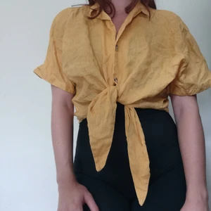 Härlig knutblus i linnetyp - Skön linne lus som knappt är använd. Generös i storleken. 