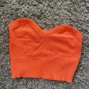 Stickad topp - Stickad topp i en fin orange färg från gina. Köpt i somras och aldrig använd