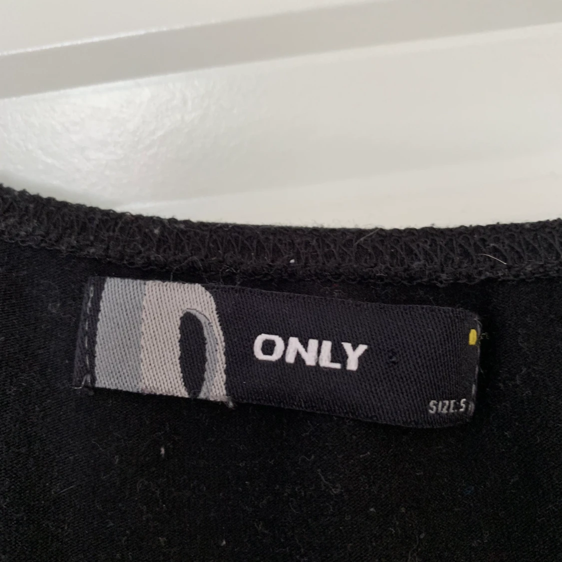 Svart linne med spets  - 90