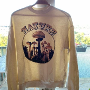 Junkyard nature collage tröja - Lätt använd baggy collage tröja från junkyard, har en liten rosa fläck på höger ärm men annars är den som ny