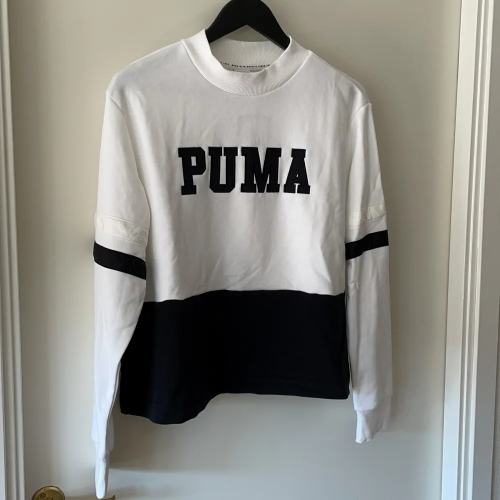 Sweatshirt från Puma. Box-modell . Tröjor & Koftor.