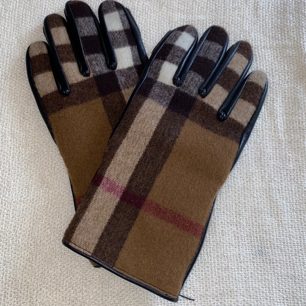 Äkta burberry handskar, storlek 7.5. Gott skick. Inköpspris: 4300kr. I ull och äkta läder. . Accessoarer.