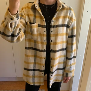 Rutig Overshirt från Sisterspoint (S) - Något starkare färger i verkligheten, i gott skick! Normal i storlek 🤩