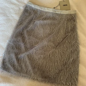 Kjol - Festlig kjol med silver detaljer, helt ny 