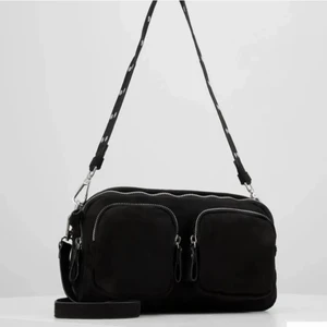 Axelremsväska  - Säljer denna populära väska från ginatricot då den inte kommer till användning längre. Väskan är i väldigt bra och fint skick då den inte hann användas många gånger! Köparen står för frakten 😁