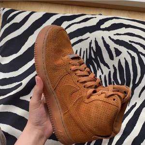 Air Force 1 - Storlek 38. Säljs pga lite användning. Köpta för 1199 och säljer för 479