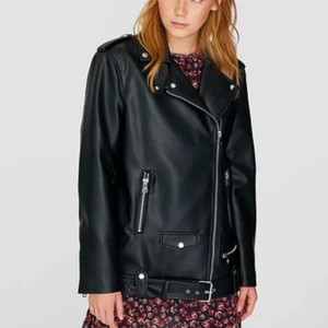 Stradivarius skinnjacka - Säljer denna snygga jackan ifrån stradivarius. Helt oanvänd med prislappen kvar. Köpt för 500kr, säljer för 300kr. Storlek S⚡️⚡️