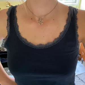 Linne - Blått linne med spets!!🌟💍 Bra passform och passar till allt💋 Skulle säga att det passar XS-M