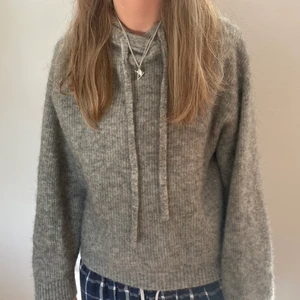 Stickad tröja - Säljer min superfina stickade tröja från Other stories! Knappt använd, superfint skick! Nypris: 799kr 