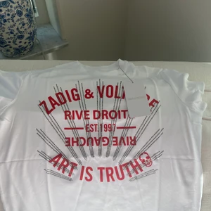 Zadig - Säljer den här snygga zadig tröjan helt ny, säljer då jag inte hann lämna tillbaka den! Så snygg att ha till kjol eller jeans! 💖