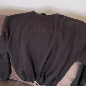 Chiquelle tröja  - Svart najs tröja från Chiquelle (kan dras åt i midjan). Tröjan köpte jag för något år sedan, använd ganska många gånger men det märks knappast på kvaliten. Vet inte exakt vad tröjan kostade från början men runt 400 kr. Säljer den nu för 100 kr. Storleken är S och känns som S.