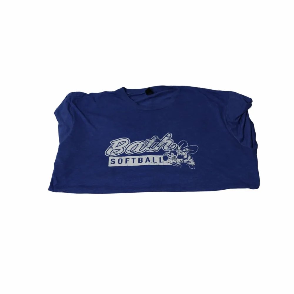 En riktigt Nice marinblå/mörkblå tröja med ett vitt vintage tryck som är från ett softballlag i USA. Den är även thriftad i usa p.g.a dess baggy fit och coola tryck.. T-shirts.