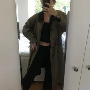 Supersnygg rock! - Kappa köpt second hand. Så fin men kommer inte t användning :( grå-grön aktig. Den har några enstaka fläckar - kan skicka bilder på de! Storlek står ej men skulle säga herr L 🥂🥂🥂🥂