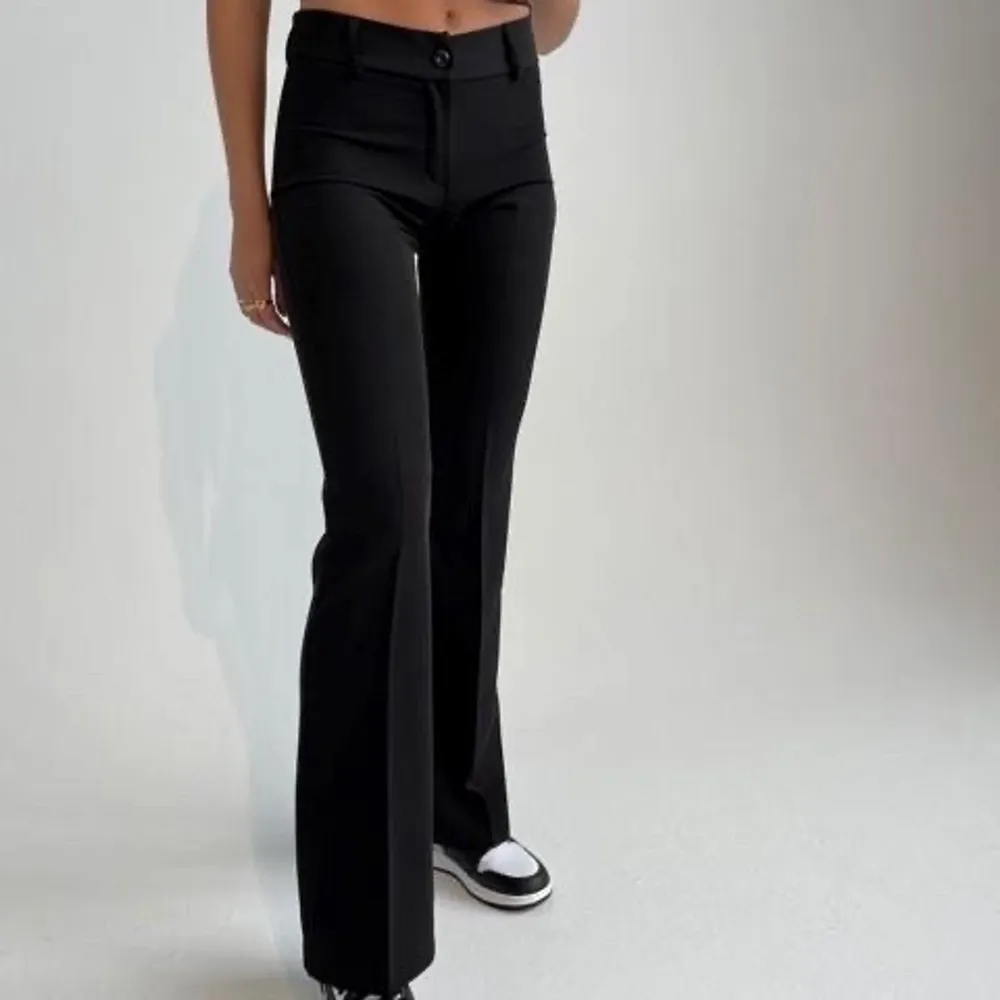 Riktigt snygga svarta figursydda kostymbyxor från design by si. Endast använda 1 gång . Jeans & Byxor.