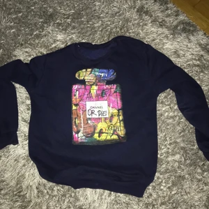 Chanel street art tröja storlek m - Den e inte jätte använd men trycket e lite dåligt skick 