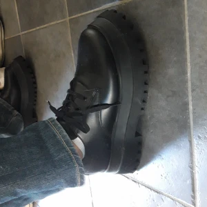 Låga plattformkängor - Coola kängor från Zara i storlek 39. Helt oanvända av både mig och förra ägeren (köpta här på plick) därför felfria. Innersulan är 25- 26cm lång och klacken är 6cm hög. Ofodrade. Pris är absolut diskuterbart :)