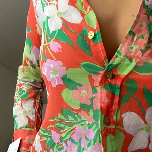 Sjukt cool skjorta - Så snygg vintage skjorta/topp! Köpt secondhand i vintras! Lite halvt genomskinligt men inte så att man ser igenom om man inte har bh! Skulle säga en small