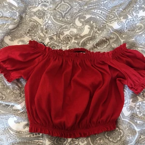 Off-shoulder t-shirt strl. XS - Säljer min röda offshoulder-croptop töja från H&M i storlek XS. Använd max 2 gånger. Säljer pga för liten. Mycket bra skick heltenkelt:) Möts gärna upp i Malmö eller så står köparen för frakten :)