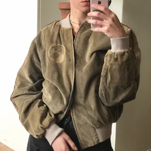 Vintage bomber jacket - Vintage bomber jacka i brun manchester med patch ”San Fransico Day” på baksidan. Reverseble, dvs att man kan ha den med det rosa fodret ut.  Skick: använd 
