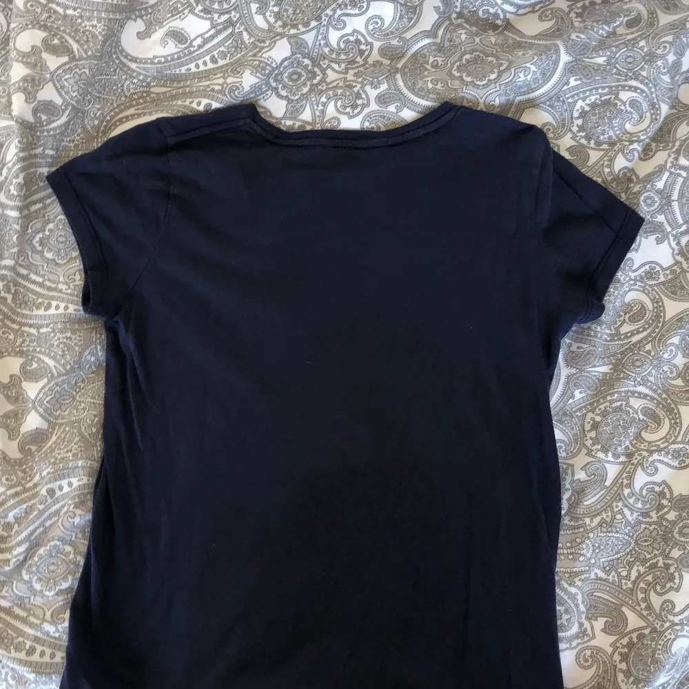 Säljer mörkblå Ralph Lauren t-shirt i storlek xs. Har ägt och användt den i ett par år. Pris kan diskuteras såklart. Möts upp i Malmö eller så står köparen för frakt:). T-shirts.