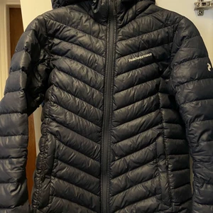 Jacka till  - Använd ett par gånger (ungefär 14) gått som ny. Säljer den för jag köpte en ny och tröttna på den.😌