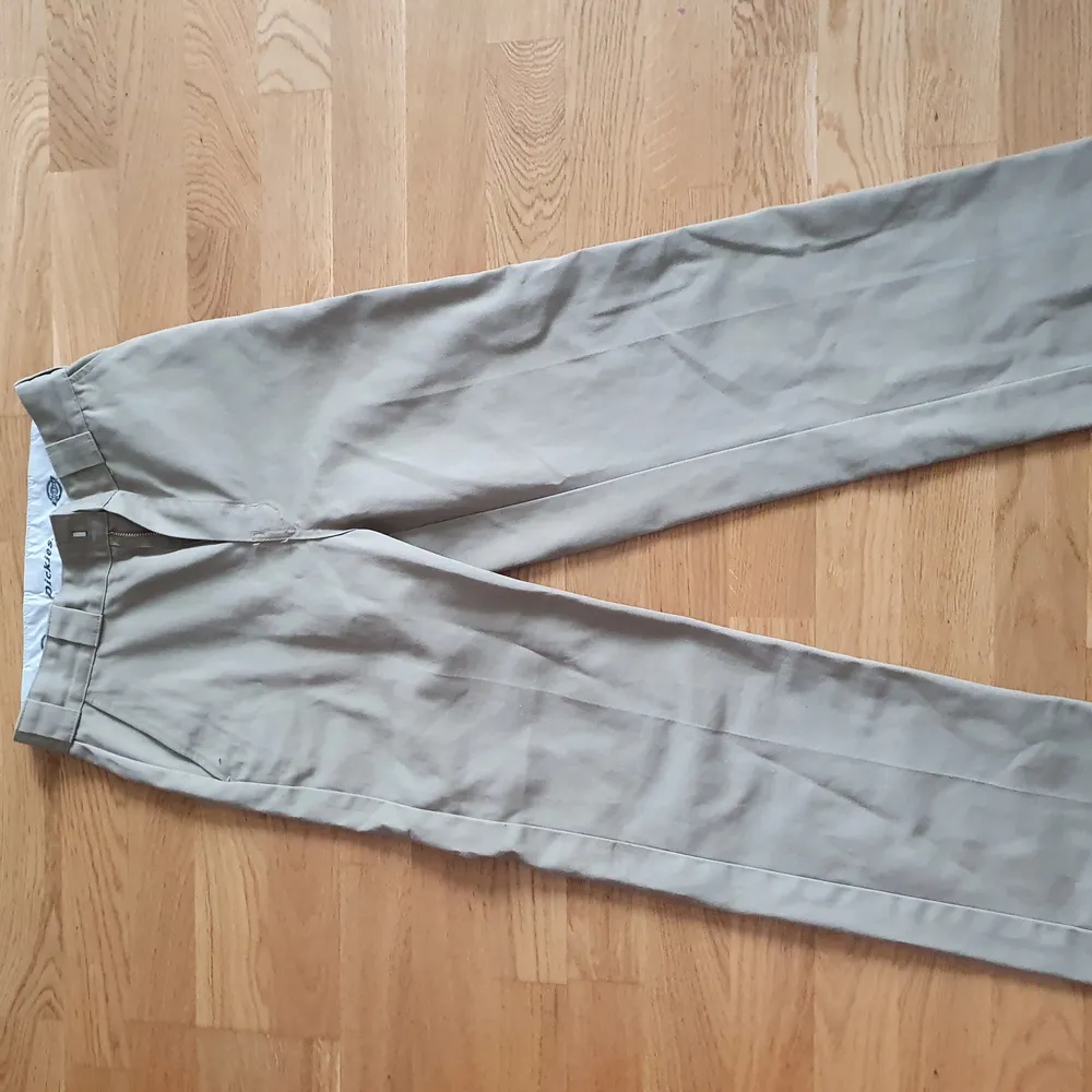 Dickies byxor, 874 Workpants, som helt nya, loose fit, köpta på junkyard för 650 kr Skatebyxor. Jeans & Byxor.