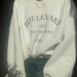 NLY Hoddie💚 - Hej! Säljer min superfina NLY Hoddie, .💚 Superfint skick💚 Storlek: Medium💚 På Hoddien står de: Bouletvard Cali Soutwest •1986• 