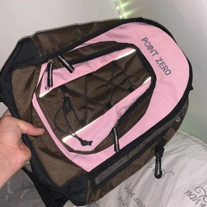 Skolväska - Skolväska som också fungerar till tältar, väldigt stor och får i mycket med,.