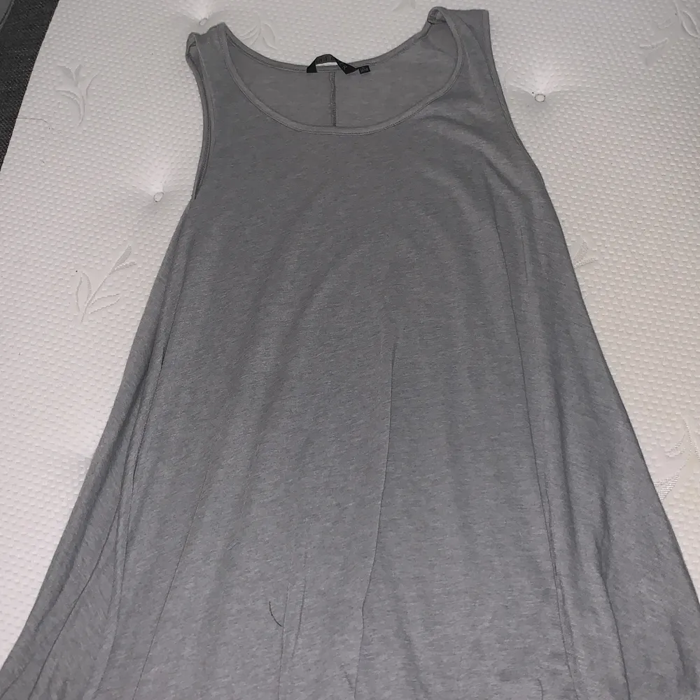 En grå vanlig klänning strl S. Använd men i gott skick. Oklart om nypris. Klänningar.