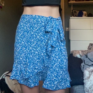 Blommig kjol!!⚡️😁💗 - Lite använd men i ett jättebra skick!!💙💙 Finns en dragkedja bakom rosetten😁