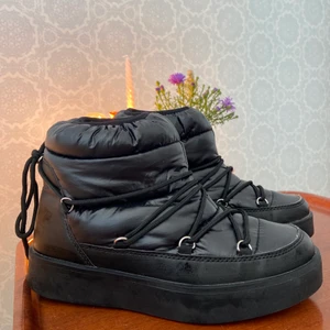 Moon boots  - Jätte fina varma skor från stadium. Liknar moonbots och är perfekta till hösten/vintern.storlek 39 men skulle säga att de är mer som 38 då jag vanligtvis har det!