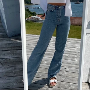 zara jeans - säljer mina fina 90’s full legnth zara jeans då dom är förstora för mig❣️buda eller köp direkt för runt 250(nypris 400)(lånad bild)