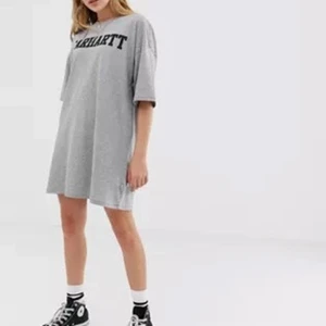 Grå Carhartt t-shirt  - Säljer min gråa t-shirt från carhartt. Denna är egentligen en klänning men jag har använt den som en oversized t-shirt! Supersnygg 🤍🤍🤍