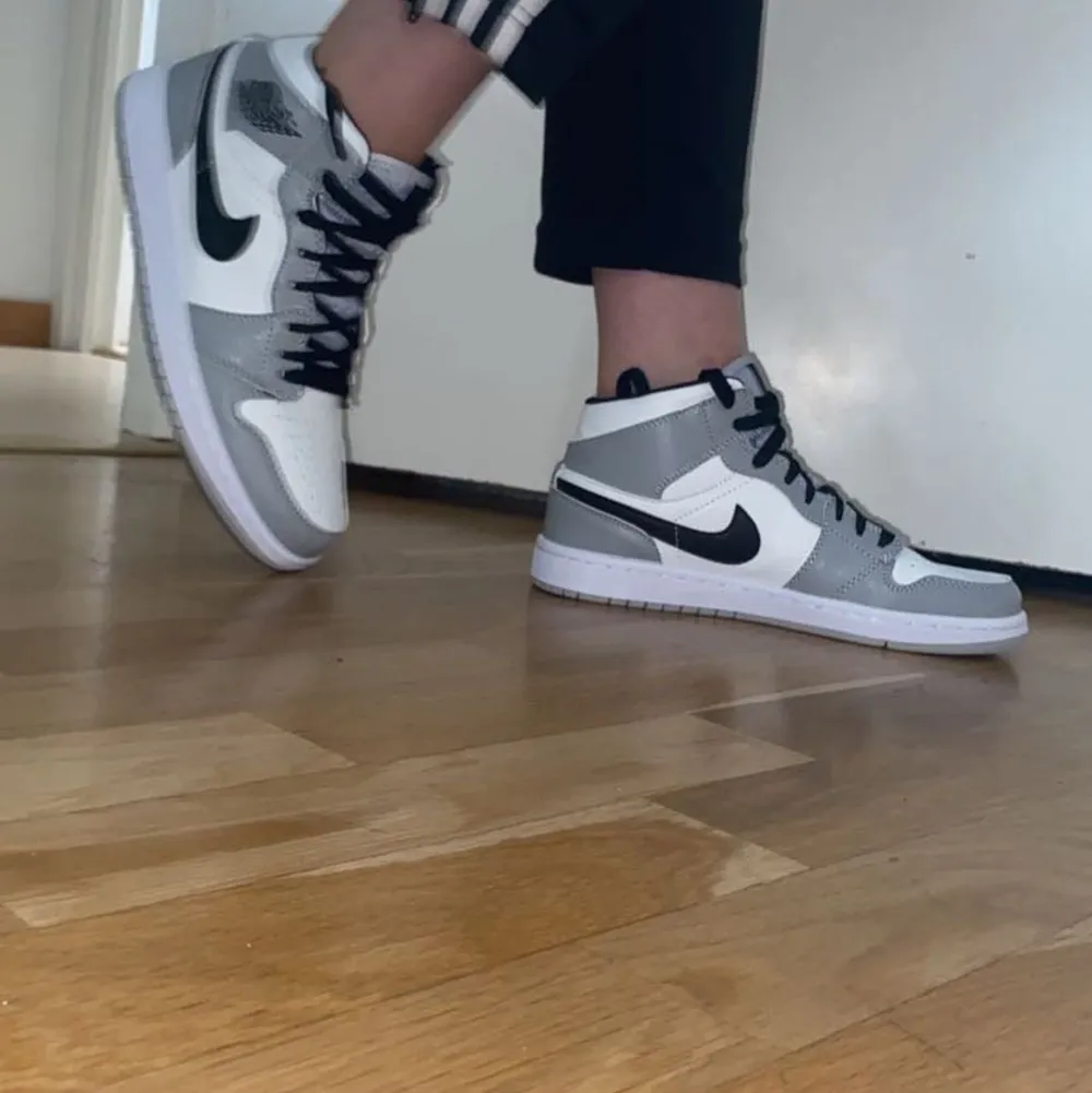 Helt nya Jordans inte använt de en enda gång fick de i födelsedagspresent men vart fel storlek och kunde inte byta. Ny pris 1400. Vid intresse är det bara och skriva priset kan diskuteras såklart❤️. Övrigt.