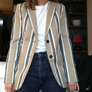 Arket kavaj - Supercool randig kavaj från arket. Sitter ”normal” varken oversize eller tight för en 34! Har använt den som både kavaj och jacka😊 har haft den ett tag men den är i helt nytt skick!!