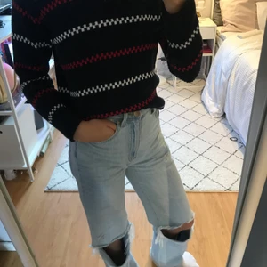 Kofta - Mysig kofta med rött och vitt mönster. Den är bra på hösten och vintern och är jättemysig. Jag fick den men jag har aldrig riktigt använt men tänker att någon annan kanske vill använda den