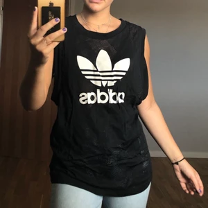 Adidas linne strl M  - Adidas linne i mesh tyg med logga fram