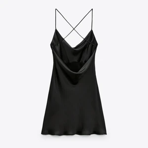 Silkesklänning  - Säljer min helt oanvända silk dress från zara. Lapp kvar. Buda i kommentarerna. Budgivningen är slut söndag kl 18💕