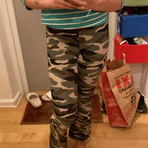Kamouflage byxor - Storlek xs, super sköna o ha! Sitter snyggt 