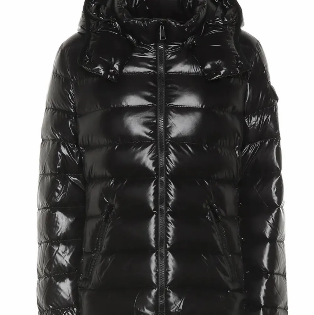 Säljer denna jacka från moncler modell ”bady” i storlek 1 (motsvarande S)💕 den är i väldigt fint skick, dessa bilder är tagna från internet men kontakta mig för bilder på jackan✨ nypris runt 9000kr, kan mötas upp i stockholm annars står köparen för frakten❤️. Jackor.